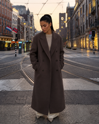 Henrielle - Bruine oversized dames manteljas met reverskraag en knoopsluiting