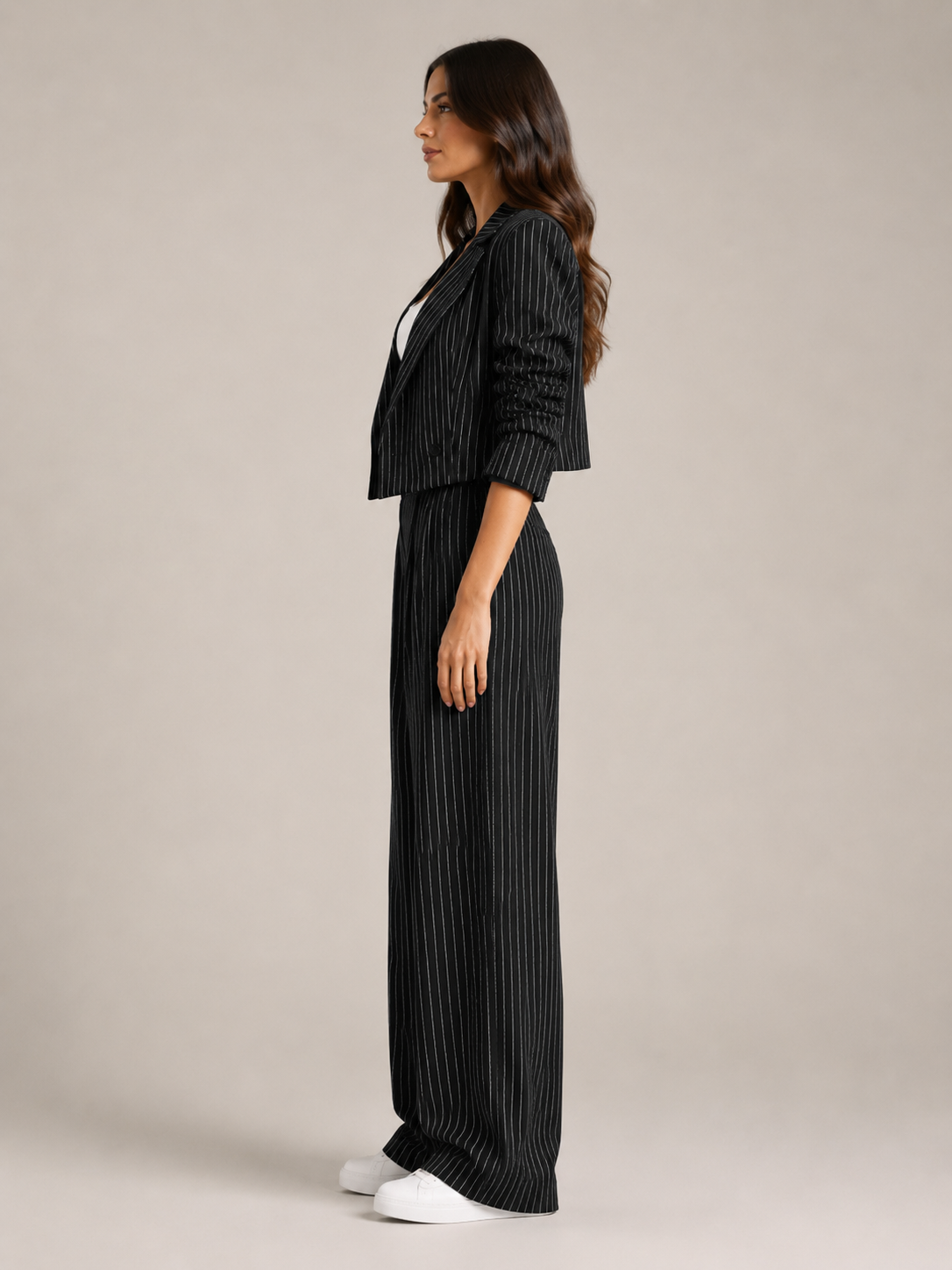 Sorelia - Tweedelige krijtstreepset met cropped blazer en rechte broek