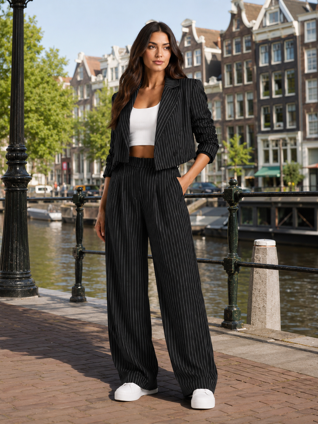 Sorelia - Tweedelige krijtstreepset met cropped blazer en rechte broek