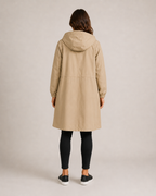 Hannelore - Lange regenjas met capuchon, knopensluiting en elastische manchetten