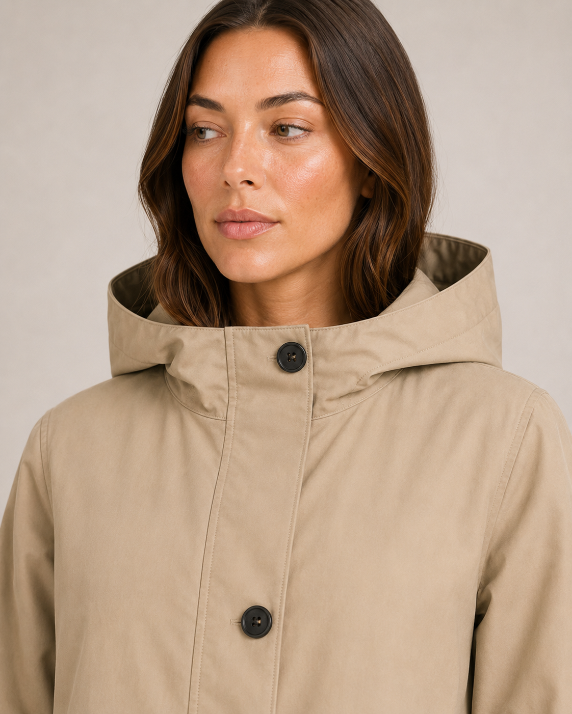 Hannelore - Lange regenjas met capuchon, knopensluiting en elastische manchetten
