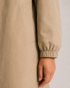 Hannelore - Lange regenjas met capuchon, knopensluiting en elastische manchetten
