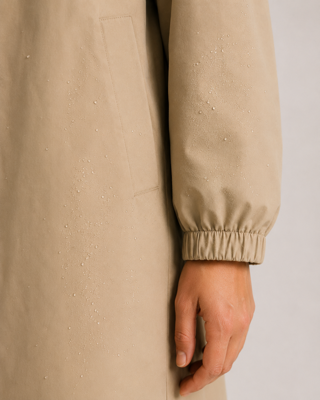 Hannelore - Lange regenjas met capuchon, knopensluiting en elastische manchetten