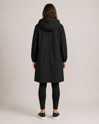 Hannelore - Lange regenjas met capuchon, knopensluiting en elastische manchetten