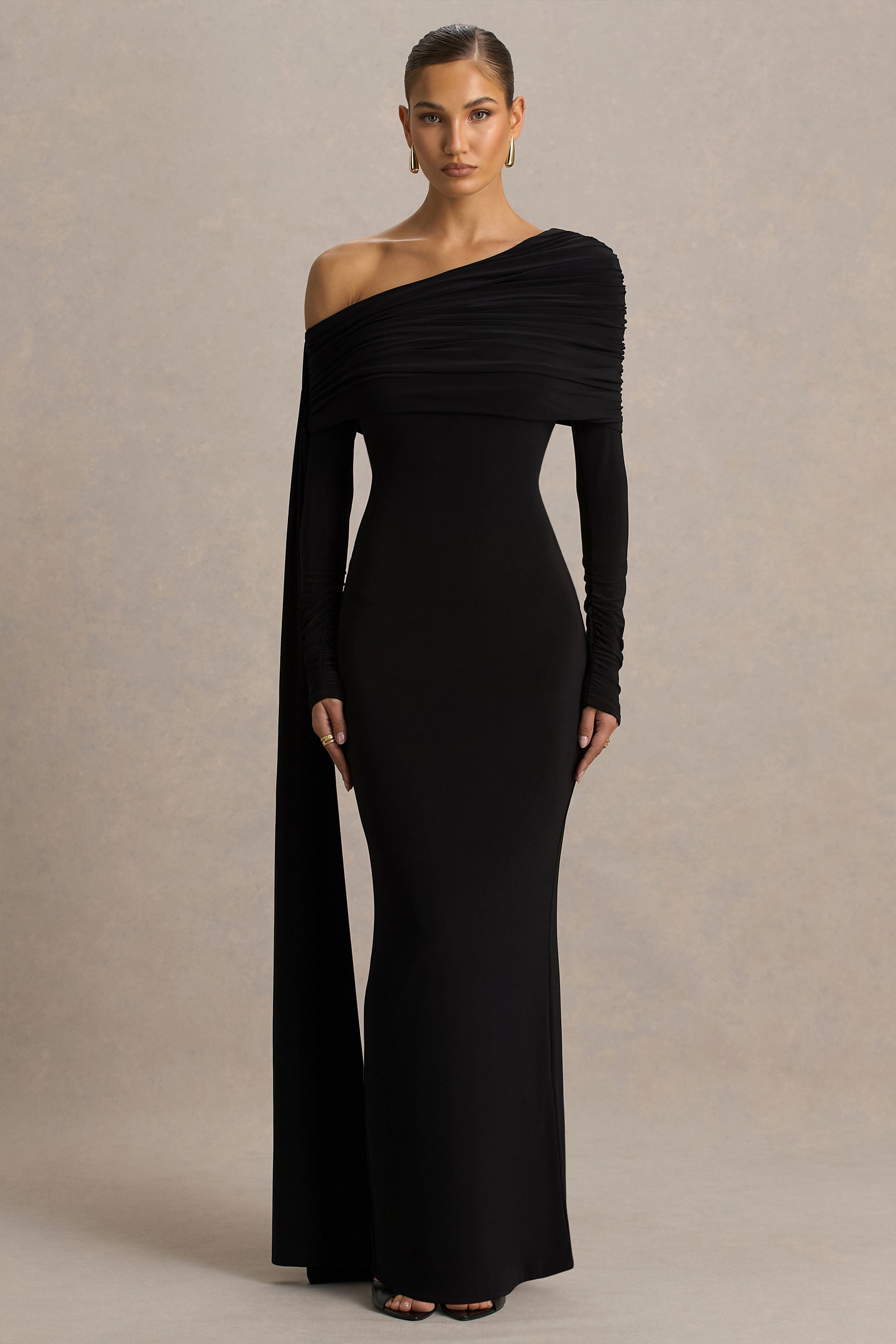 Octavia | Zwarte Bardot Hals Maxi Jurk Met Gerimpeld Details en Cape