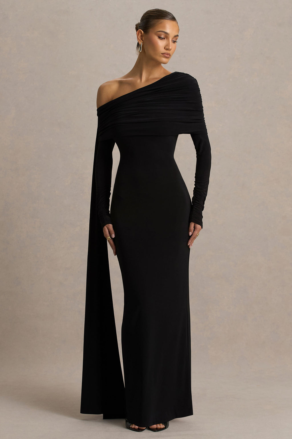 Octavia | Zwarte Bardot Hals Maxi Jurk Met Gerimpeld Details en Cape