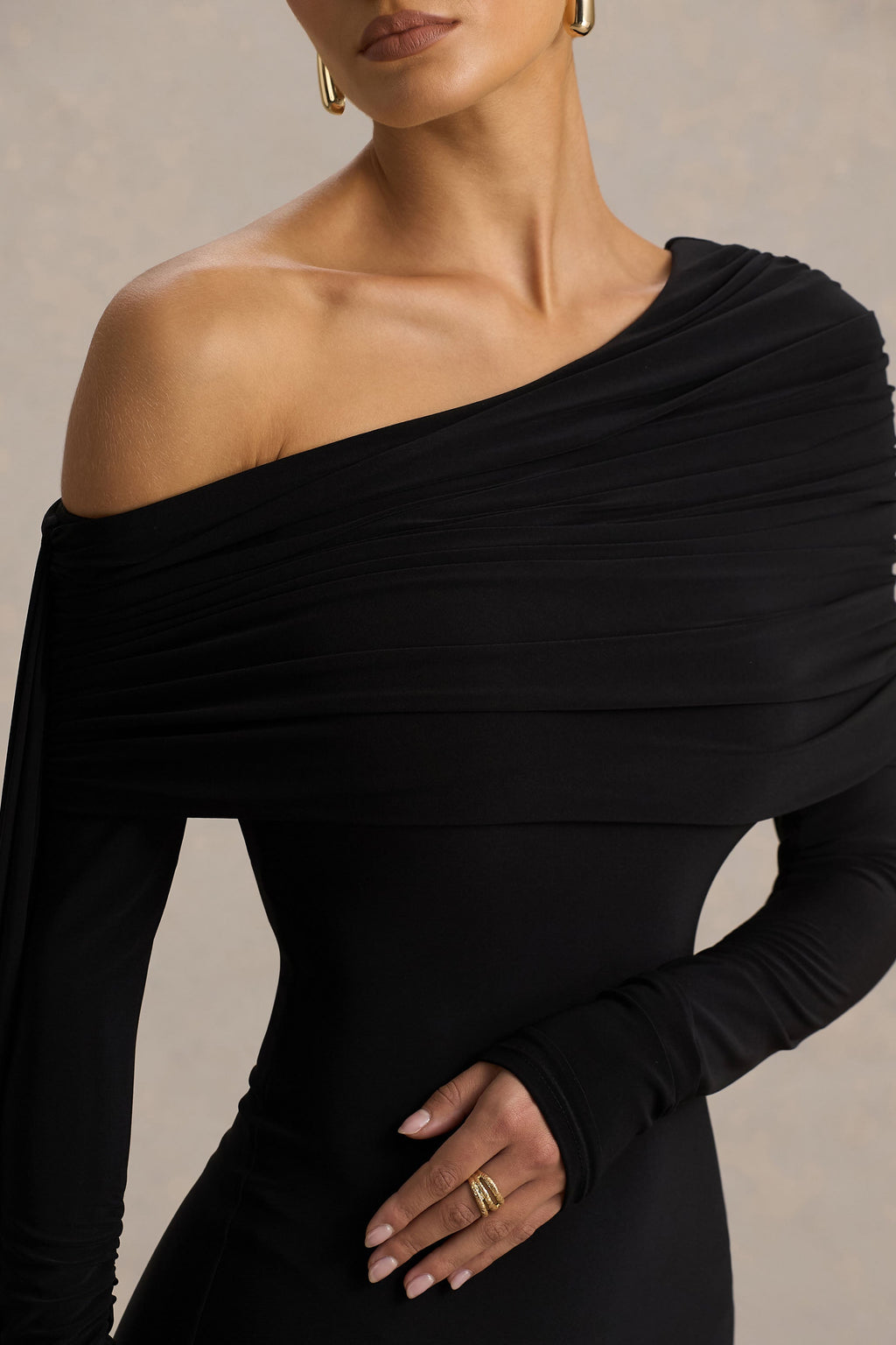 Octavia | Zwarte Bardot Hals Maxi Jurk Met Gerimpeld Details en Cape