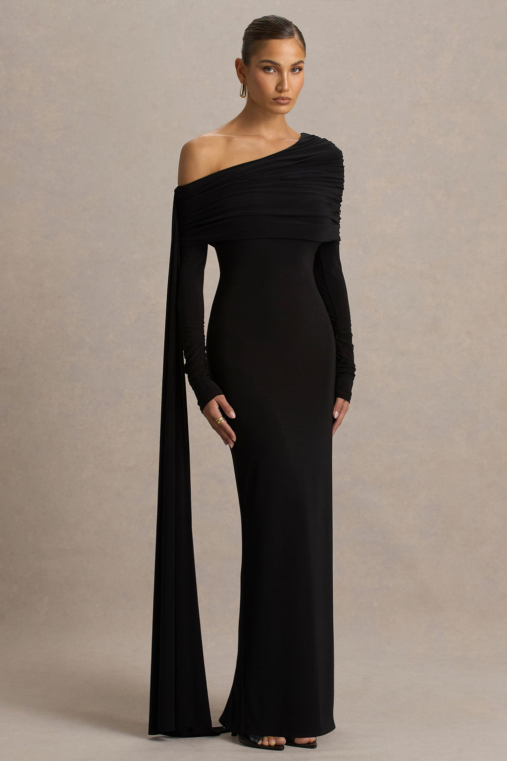 Octavia | Zwarte Bardot Hals Maxi Jurk Met Gerimpeld Details en Cape