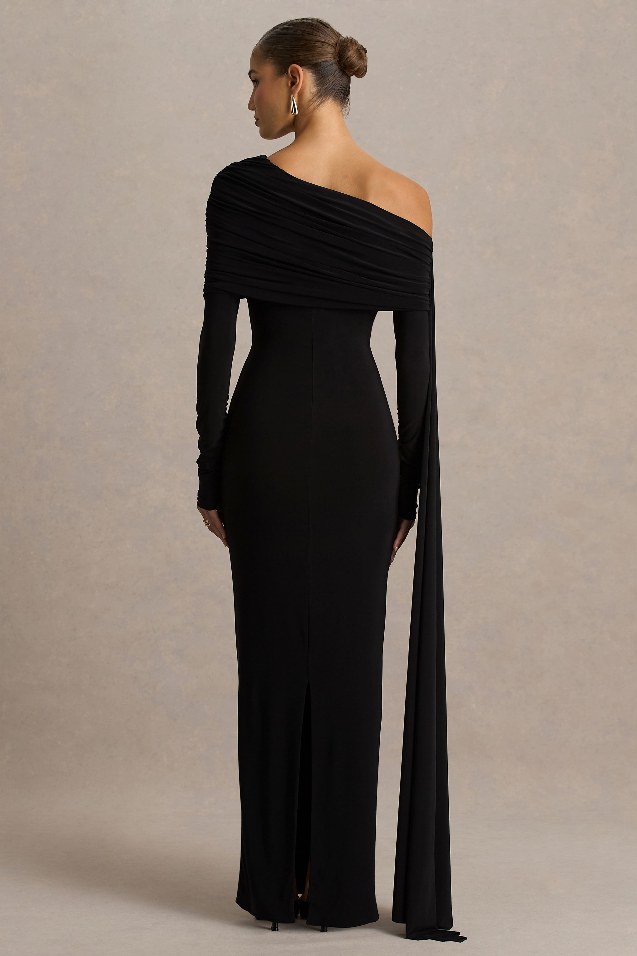 Octavia | Zwarte Bardot Hals Maxi Jurk Met Gerimpeld Details en Cape
